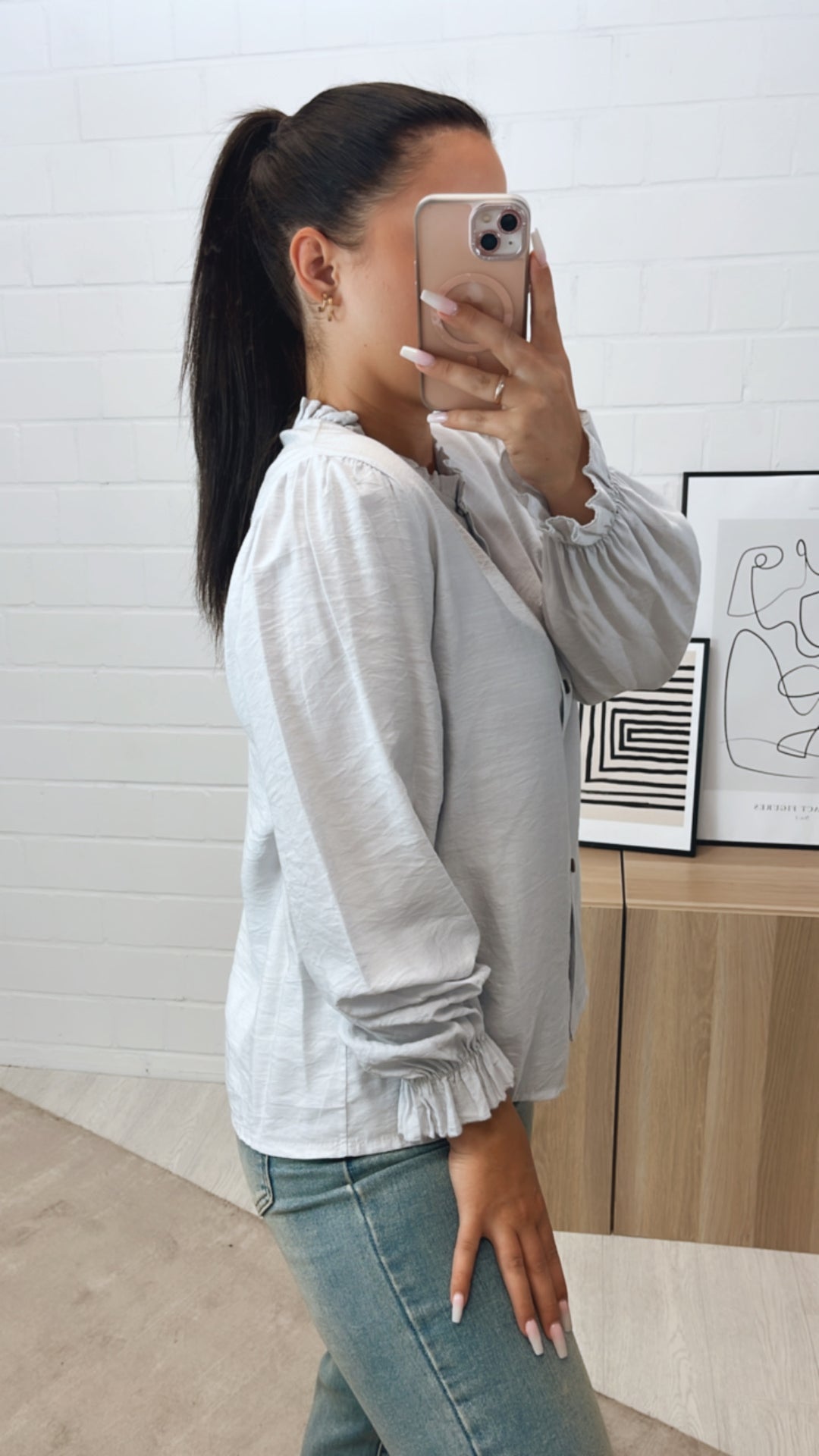 schmale Bluse mit Volant Ausschnitt / hell grau Art. 10787