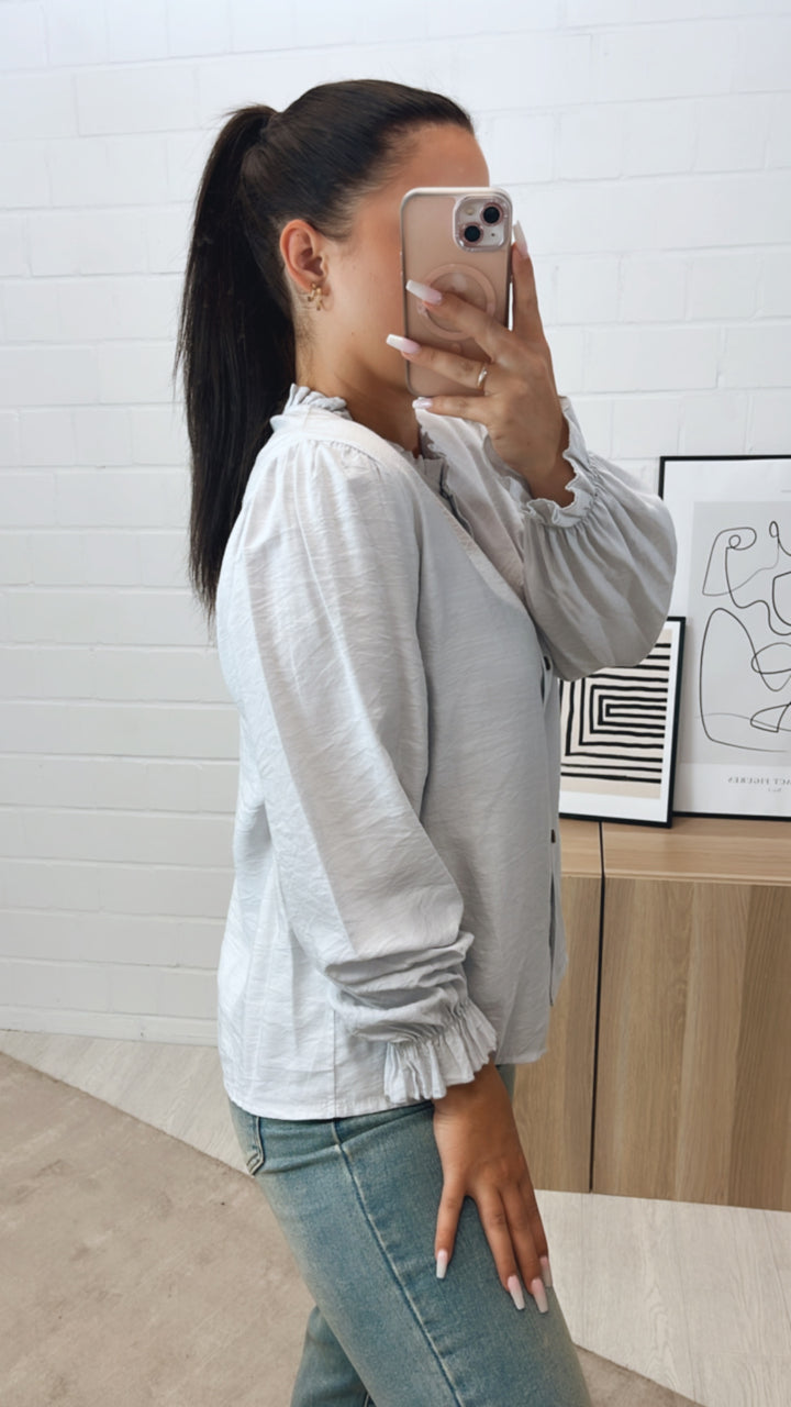 schmale Bluse mit Volant Ausschnitt / hell grau Art. 10787