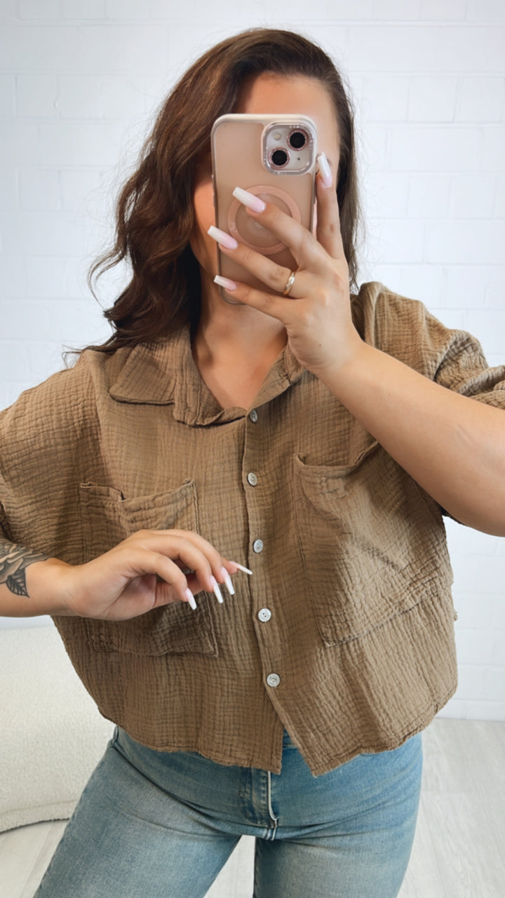 Crop Musselin Bluse, Brusttaschen / camel Art. 10630