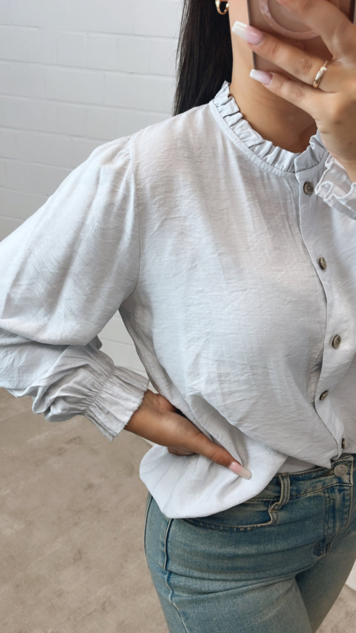schmale Bluse mit Volant Ausschnitt / hell grau Art. 10787