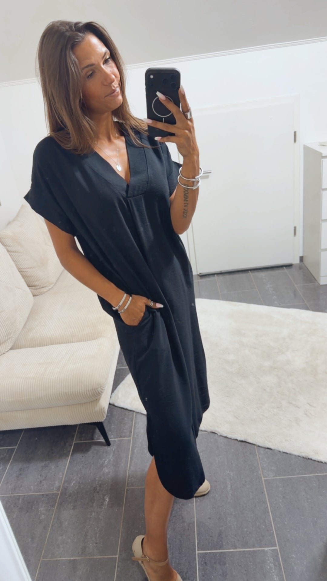 Viskose Maxi Kleid mit Taschen, seitlicher Schlitz / schwarz Art. 15364
