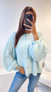 KURZER Kuschel Cardigan mit Silber- goldigen Knöpfen / hell blau Art. 8356