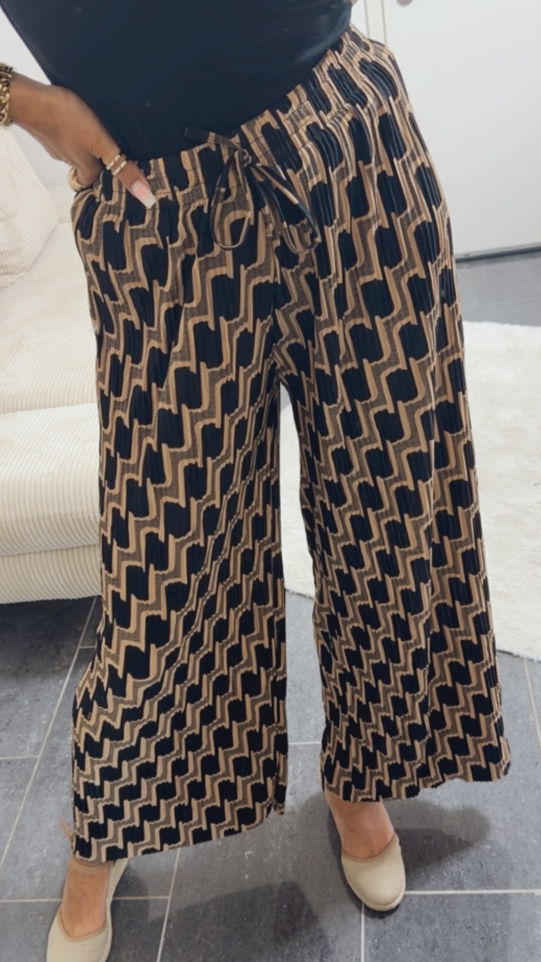 Leichte, plissierte Hose
 / ABSTRAKTES Muster - Caramel Schwarz Art. 14384