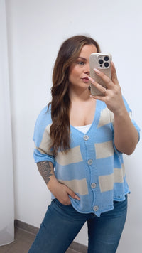 Strickjacke mit kurzen Arm und Knöpfen in Perlmutt-Optik / hell blau - beige Art. 14694