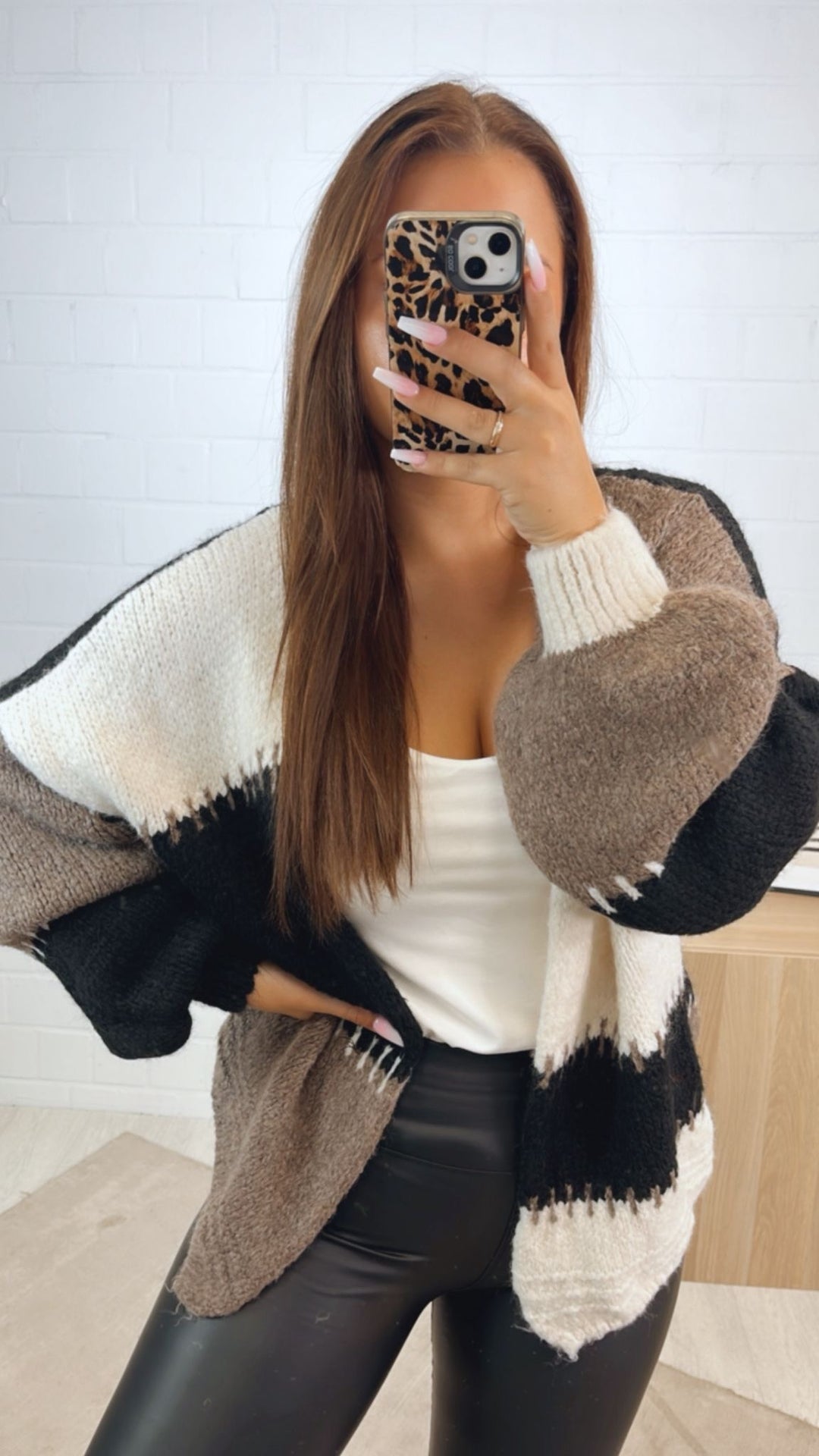 kurzer, mehrfarbiger Strick Cardigan / taupe - woll weiß- schwarz Art.122356