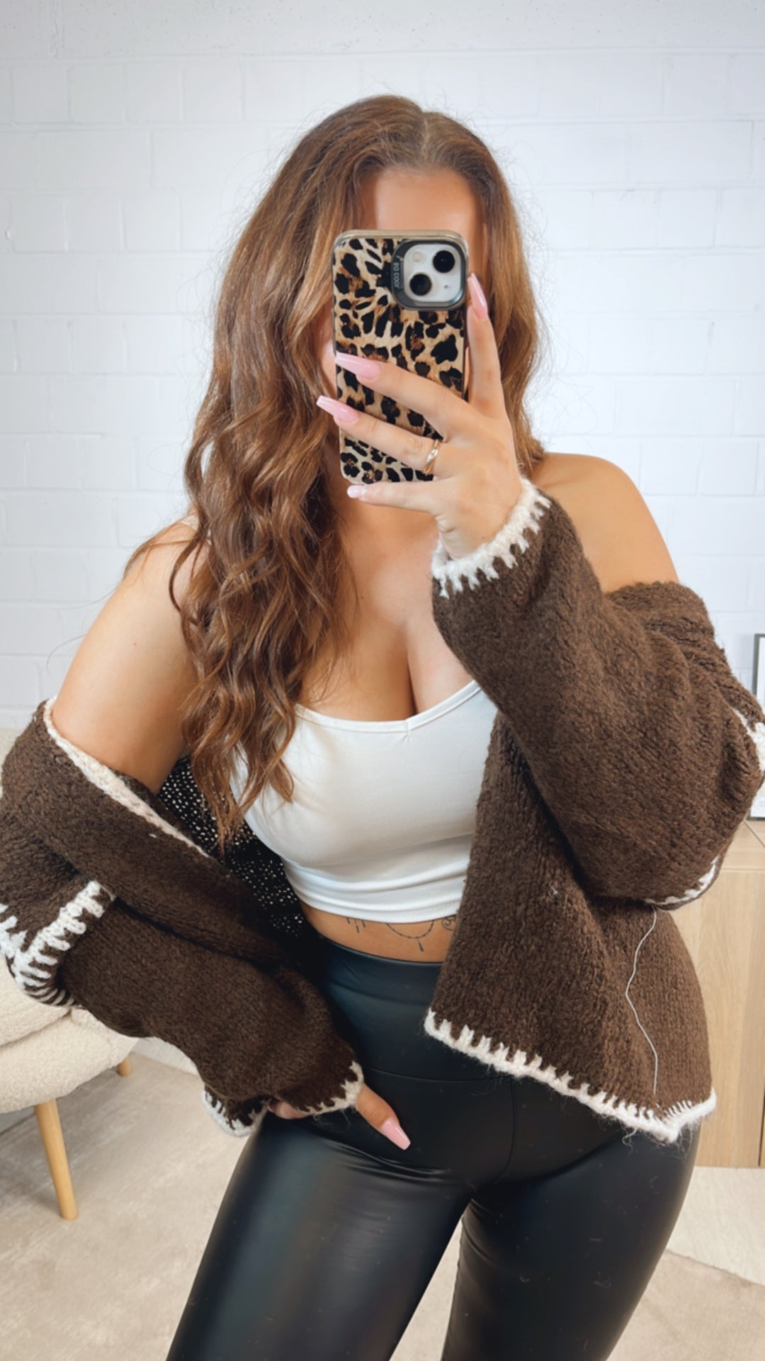 Cardigan mit abgesetzter Naht / schoko braun - wollweiss Art. 12582