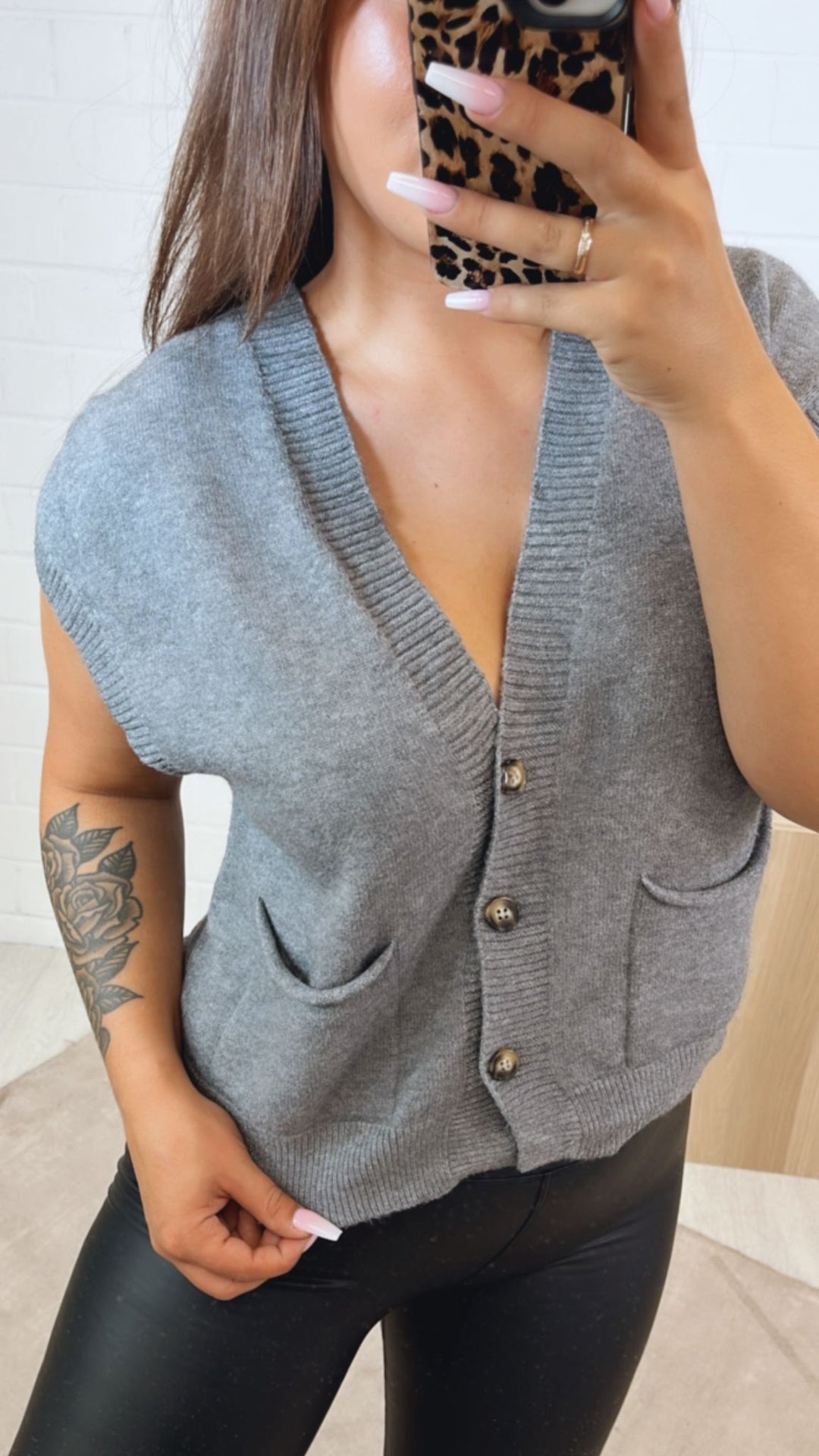kurze Strickweste mit drei Knöpfen und Taschen / grau Art.122345