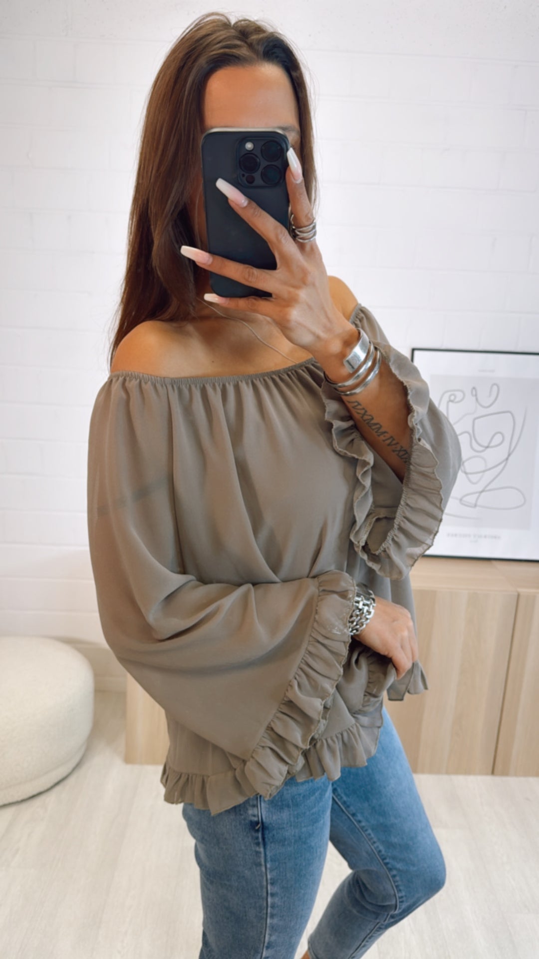Chiffon Bluse mit Volant Applikationen / taupe Art. 9353