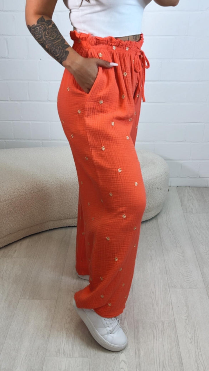 lockere, lange Musselin Hose, goldene Blumen / coral - gold Art. 10558