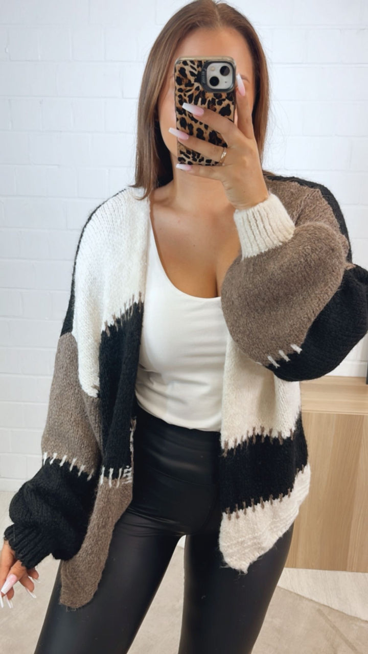 kurzer, mehrfarbiger Strick Cardigan / taupe - woll weiß- schwarz Art.122356