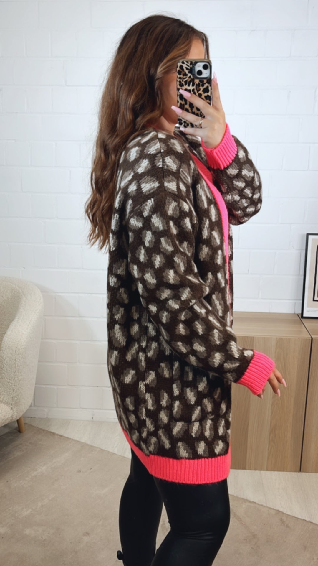 LEO mittellang geschnittener Cardigan / dunkel braun - braun meliert - creme - neon pink Art. 12569