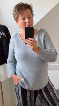 Leichter, super weicher Pullover, V-Ausschnitt / grau Art. 7086