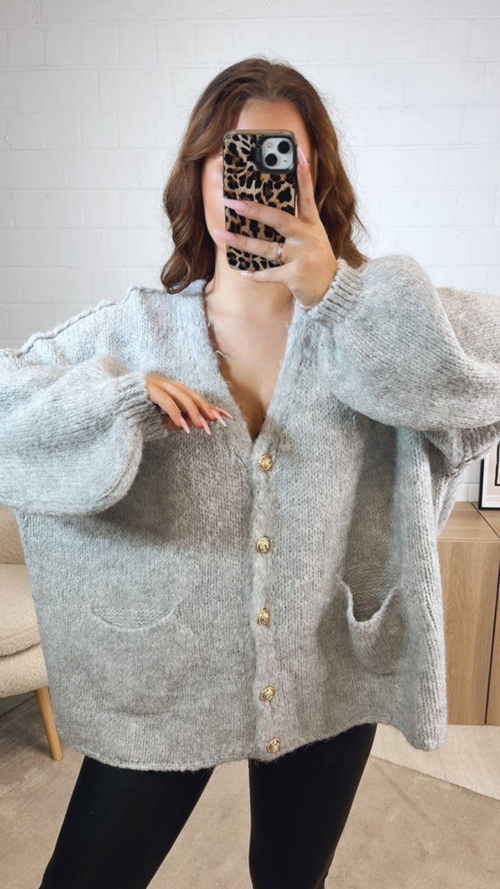 V-AUSSCHNITT Kuschel Cardigan mit goldenen Knöpfen und Taschen / hell grau Art. 12308