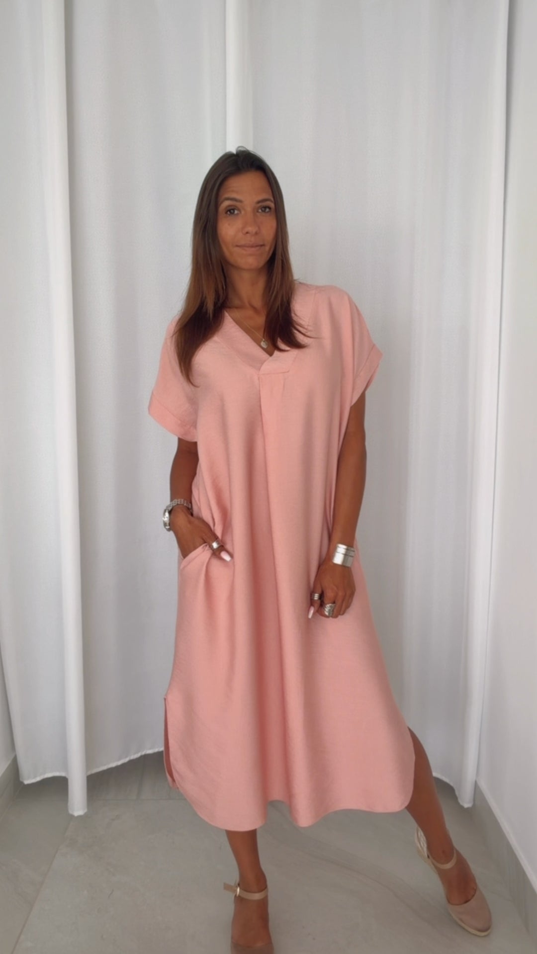 Viskose Maxi Kleid mit Taschen, seitlicher Schlitz / puder Art. 15363