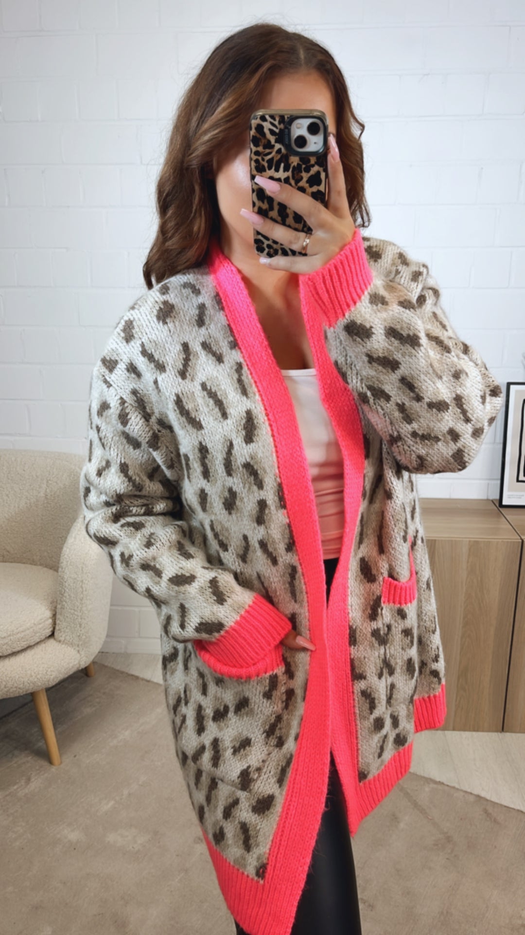 LEO mittellang geschnittener Cardigan / creme - beige - braun meliert - neon pink Art. 12568