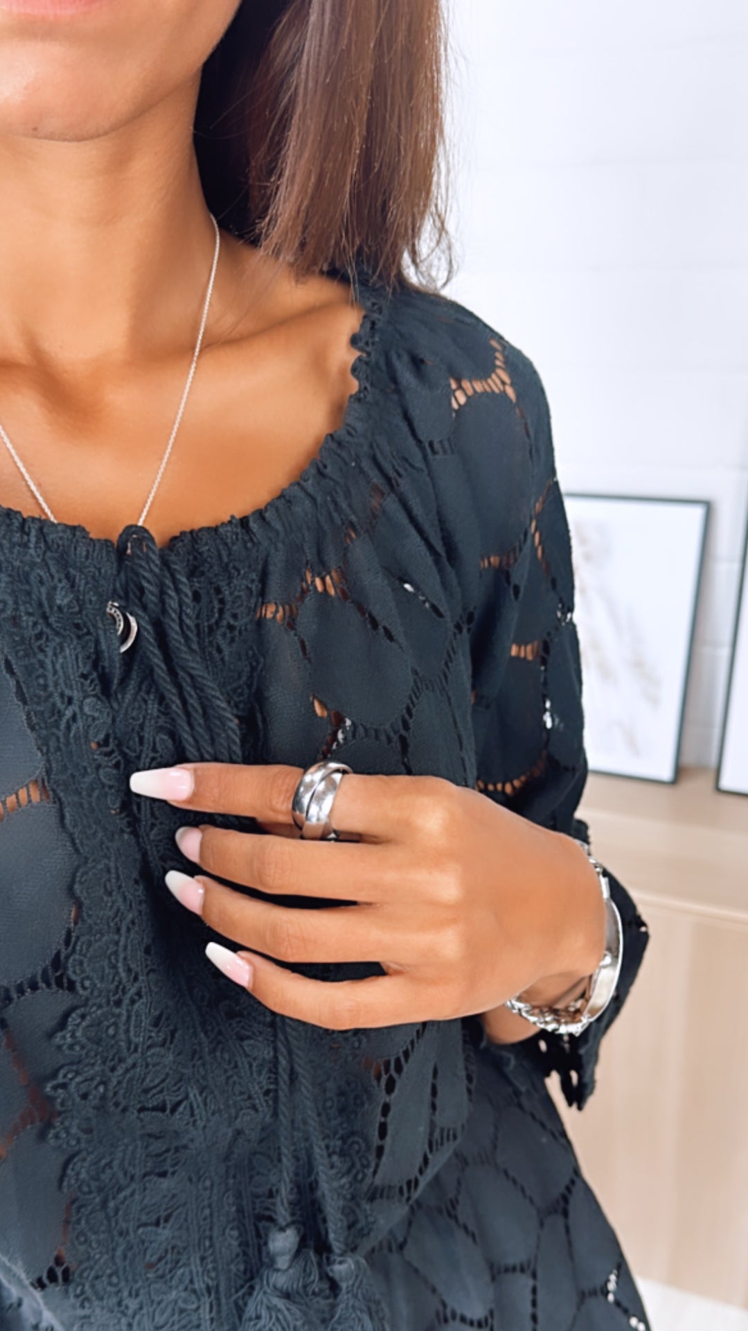 verspielter, kurzer Jumpsuit mit Spitzen Stickerei / schwarz Art. 6392