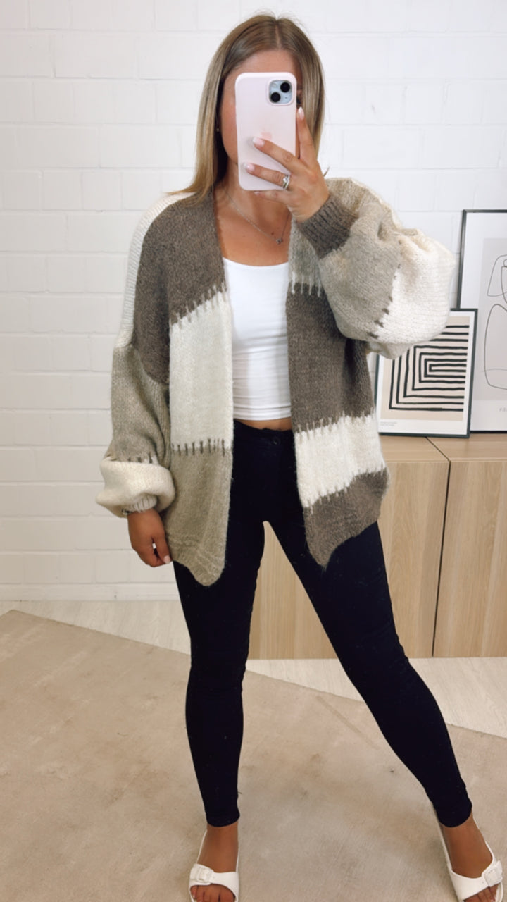 kurzer, mehrfarbiger Strick Cardigan / braun - creme - beige Art. 11005