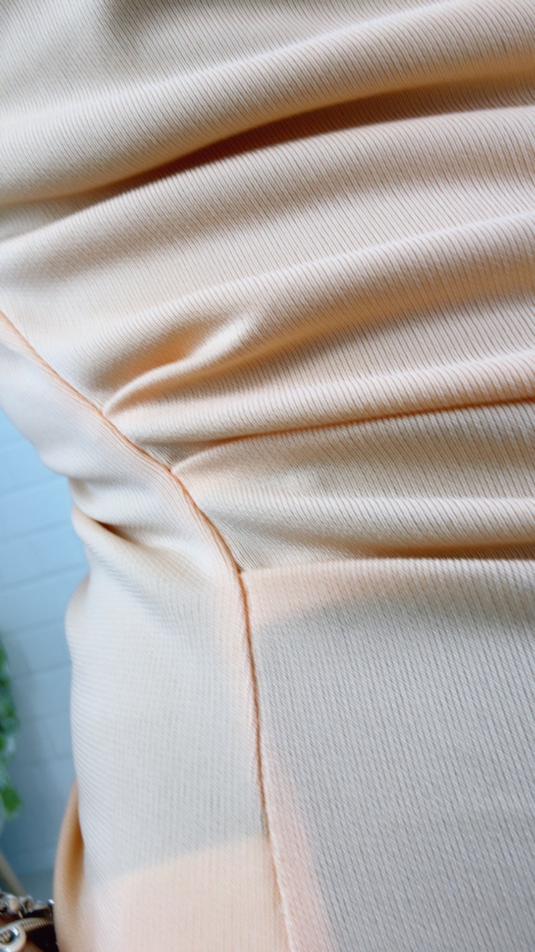 T-shirt mit seitlicher Raffung / soft apricot Art. 10840