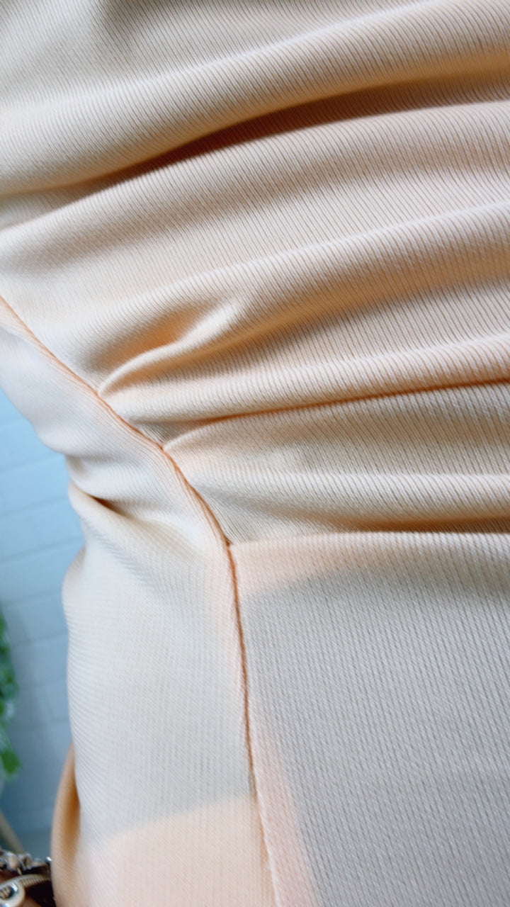 T-shirt mit seitlicher Raffung / soft apricot Art. 10840