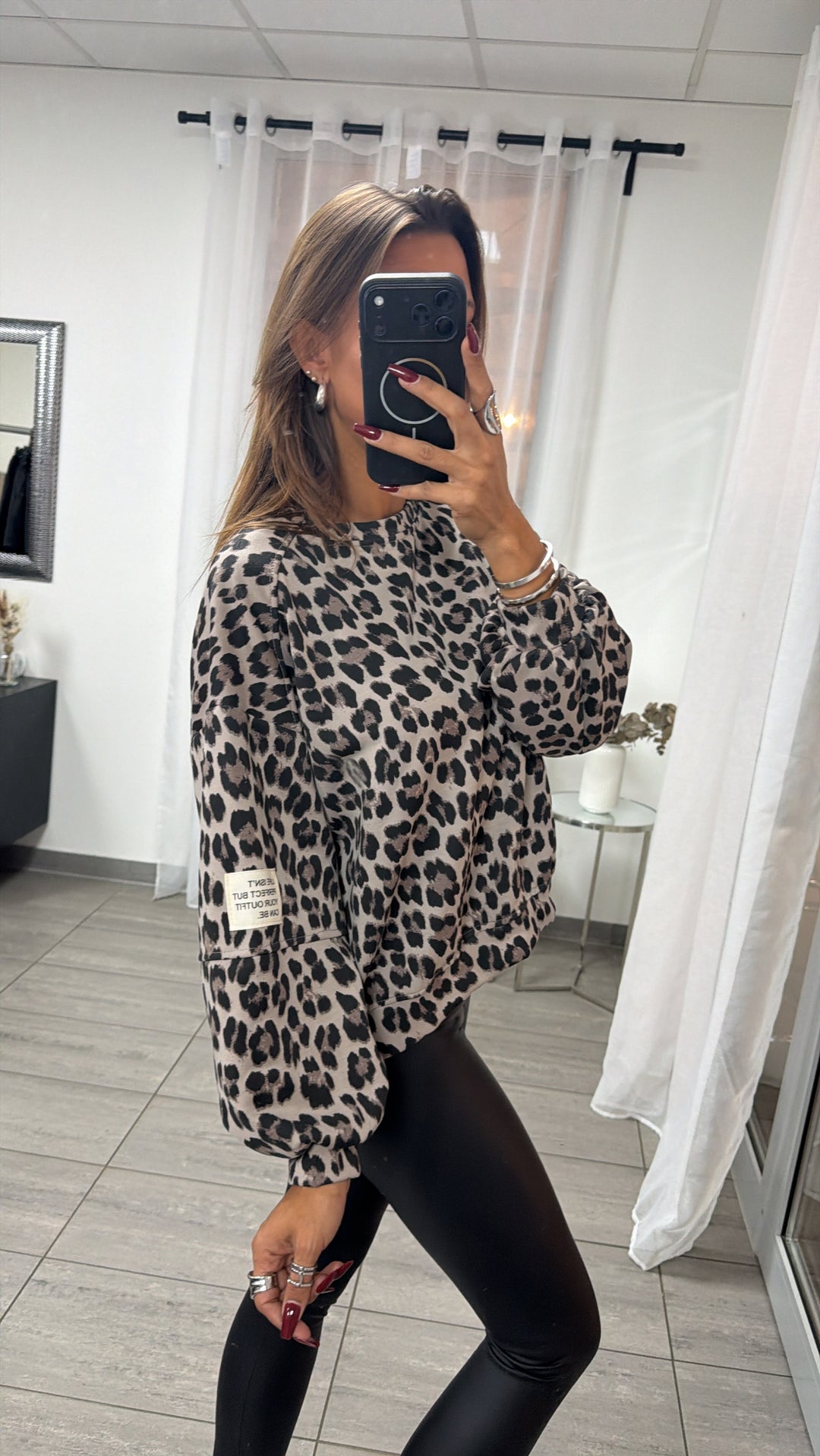 Leo Oversize Sweater mit leichtem Vokuhila Schnitt / light taupe - schwarz - braun Art. 16503