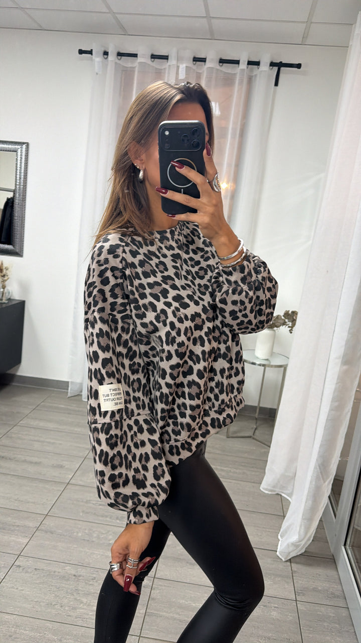 Leo Oversize Sweater mit leichtem Vokuhila Schnitt / light taupe - schwarz - braun Art. 16503