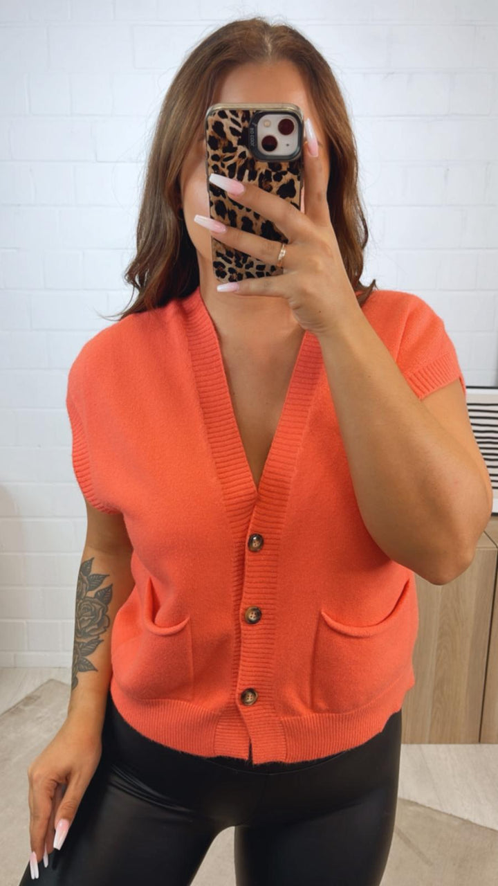 kurze Strickweste mit drei Knöpfen und Taschen / coral Art. 12346