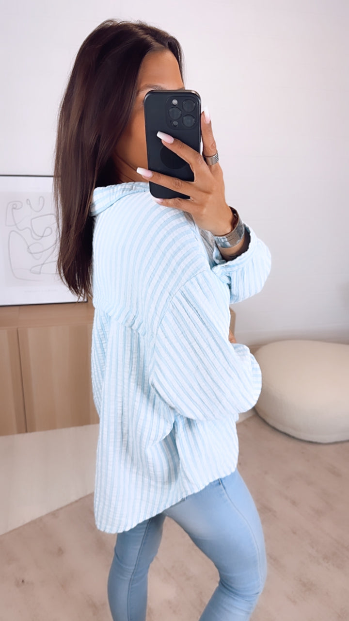 KURZE Oversize Musselin Bluse, breite Streifen / hell blau - weiss Art. 6516