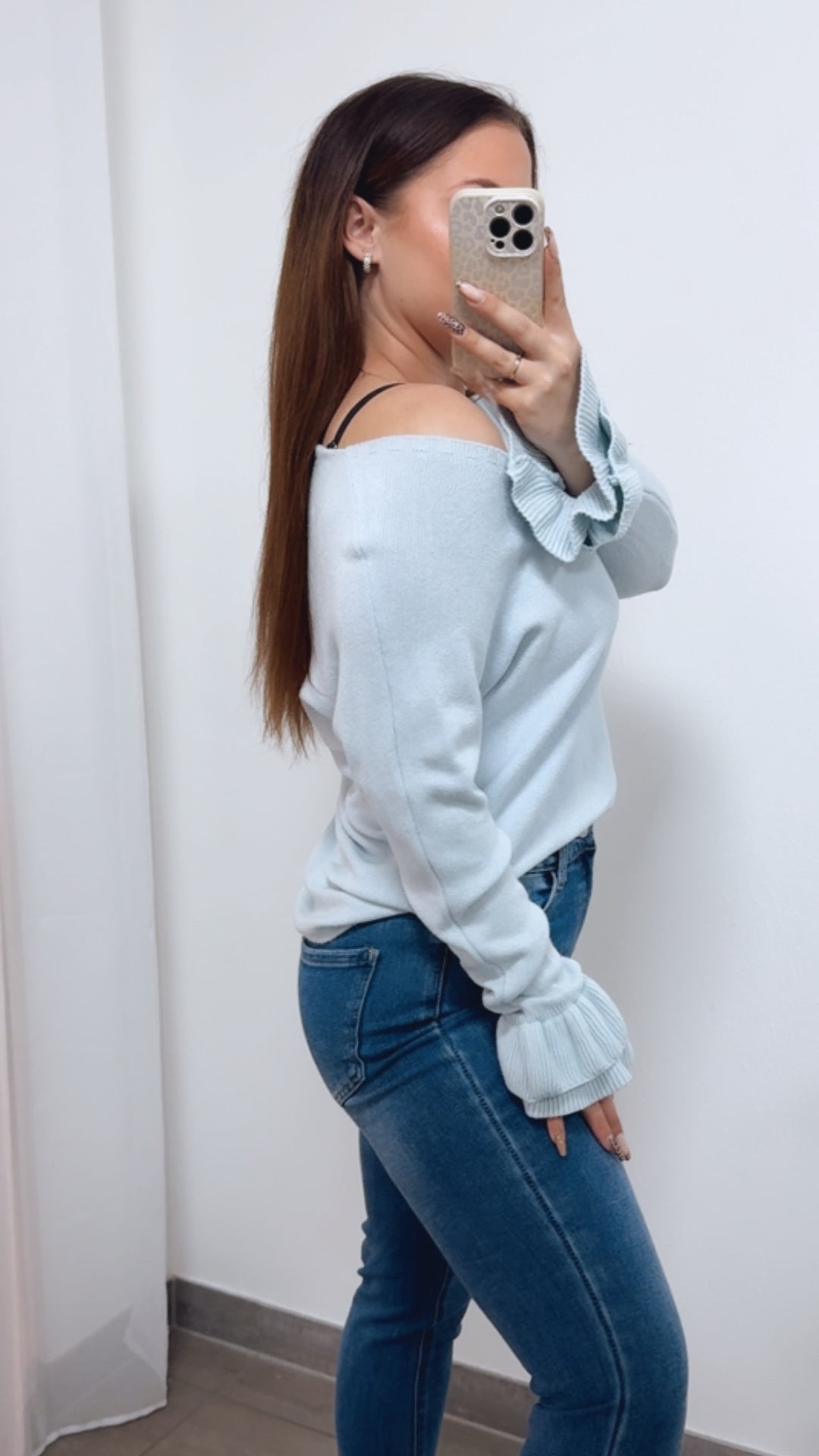 RÜSCHENÄRMEL Leichter Strickpullover mit V-Ausschnitt / hell blau Art. 14329