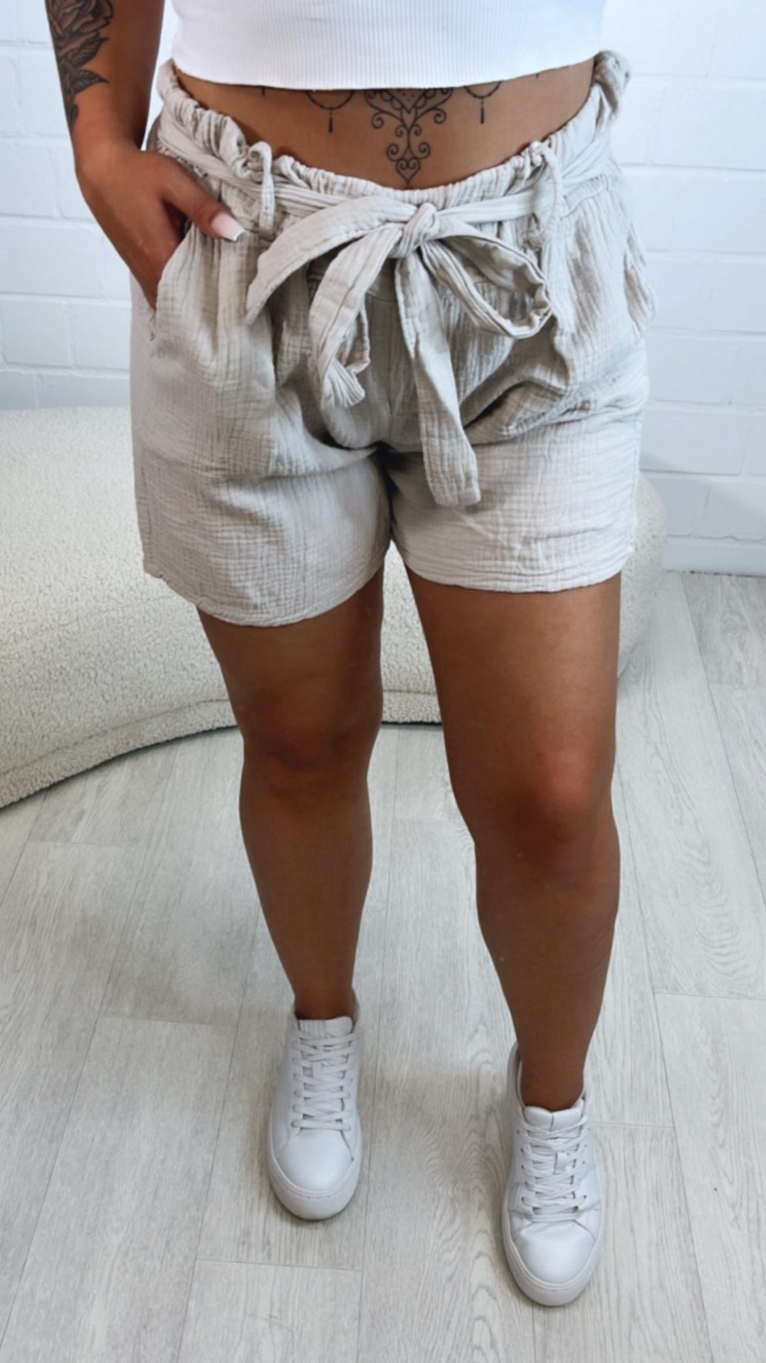 Musselin Shorts mit Taschen und Stoff Gürtel / beige Art. 10587