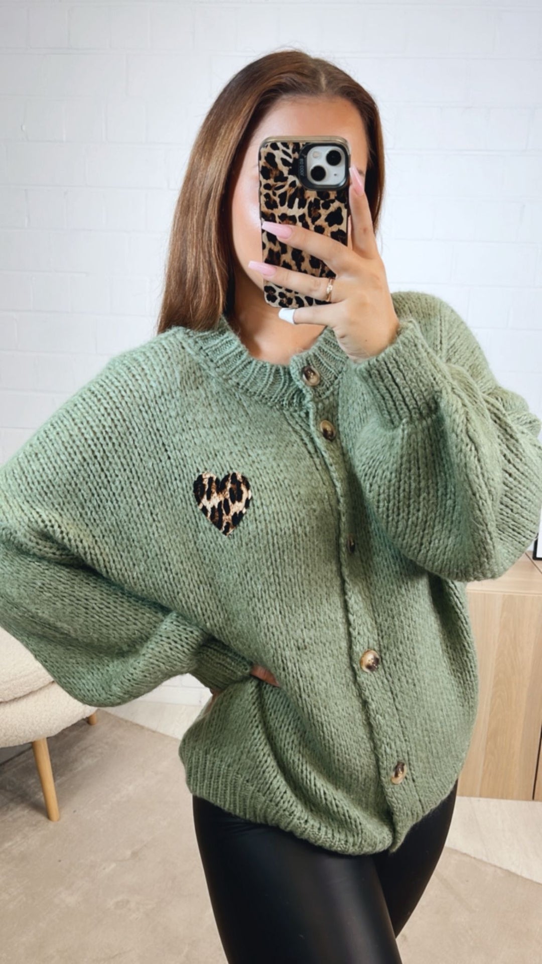 Strick Cardigan mit Leo Herz / khaki - salbei Art. 12530