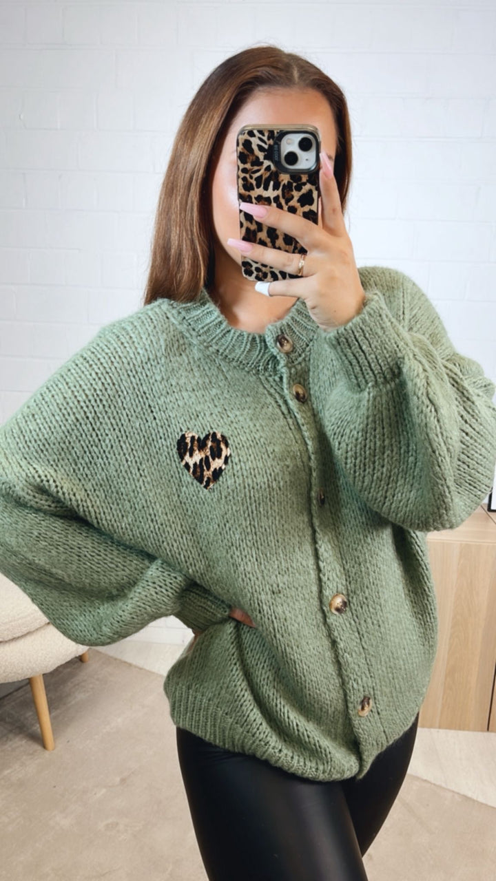 Strick Cardigan mit Leo Herz / khaki - salbei Art. 12530