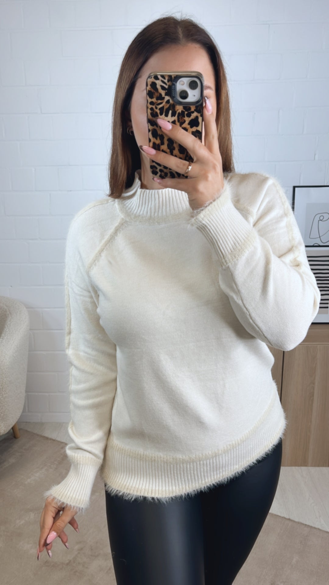 Pullover mit flauschigen Nähten / wollweiss - creme Art. 13032