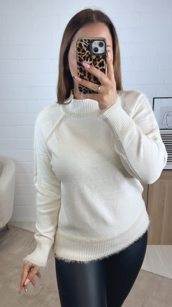 Pullover mit flauschigen Nähten / wollweiss - creme Art. 13032