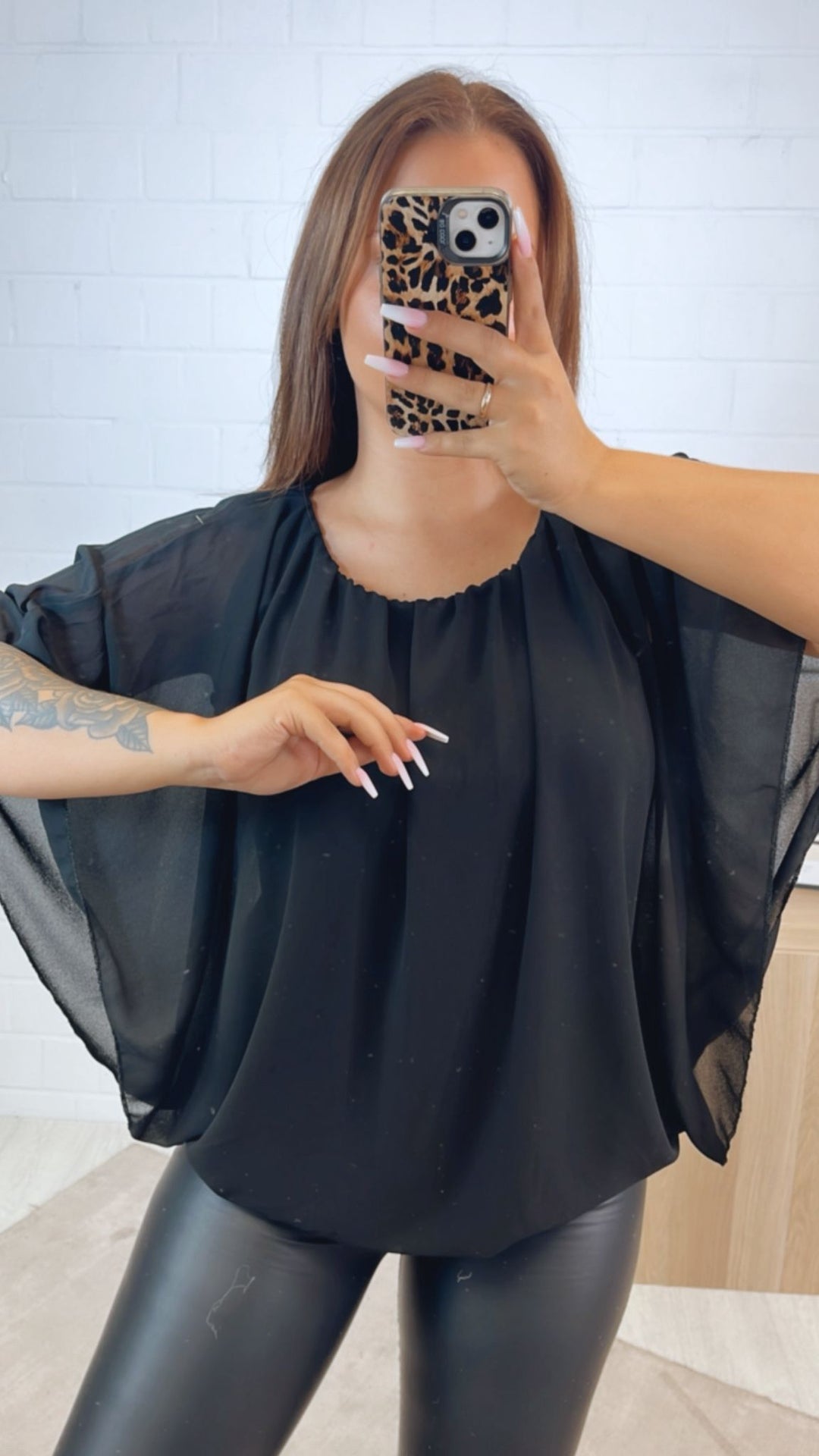 Chiffon Bluse mit locker fallenden Armen / schwarz Art.122311