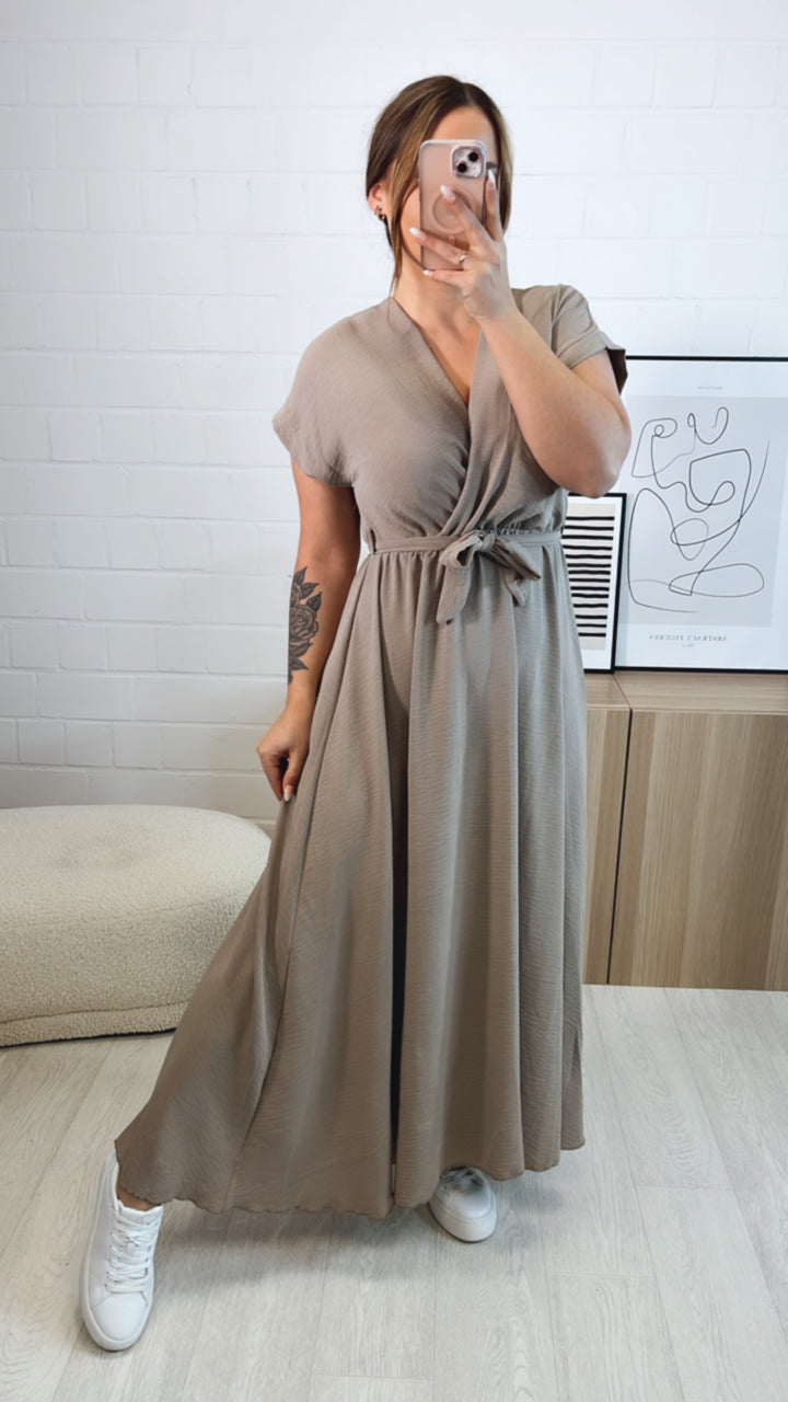 leichtes, langes Kleid mit kurzen Armen / taupe Art. 9655