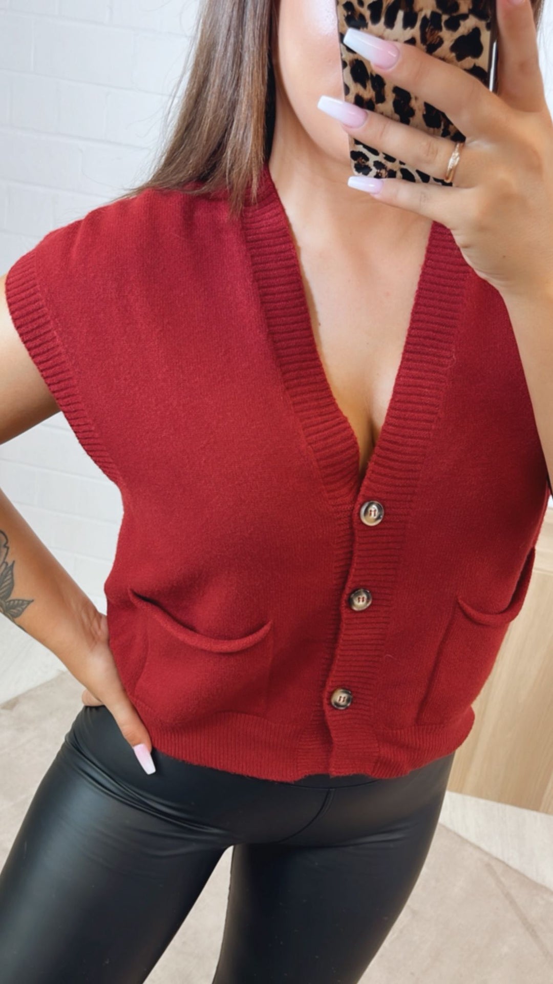 kurze Strickweste mit drei Knöpfen und Taschen / rot Art.122344