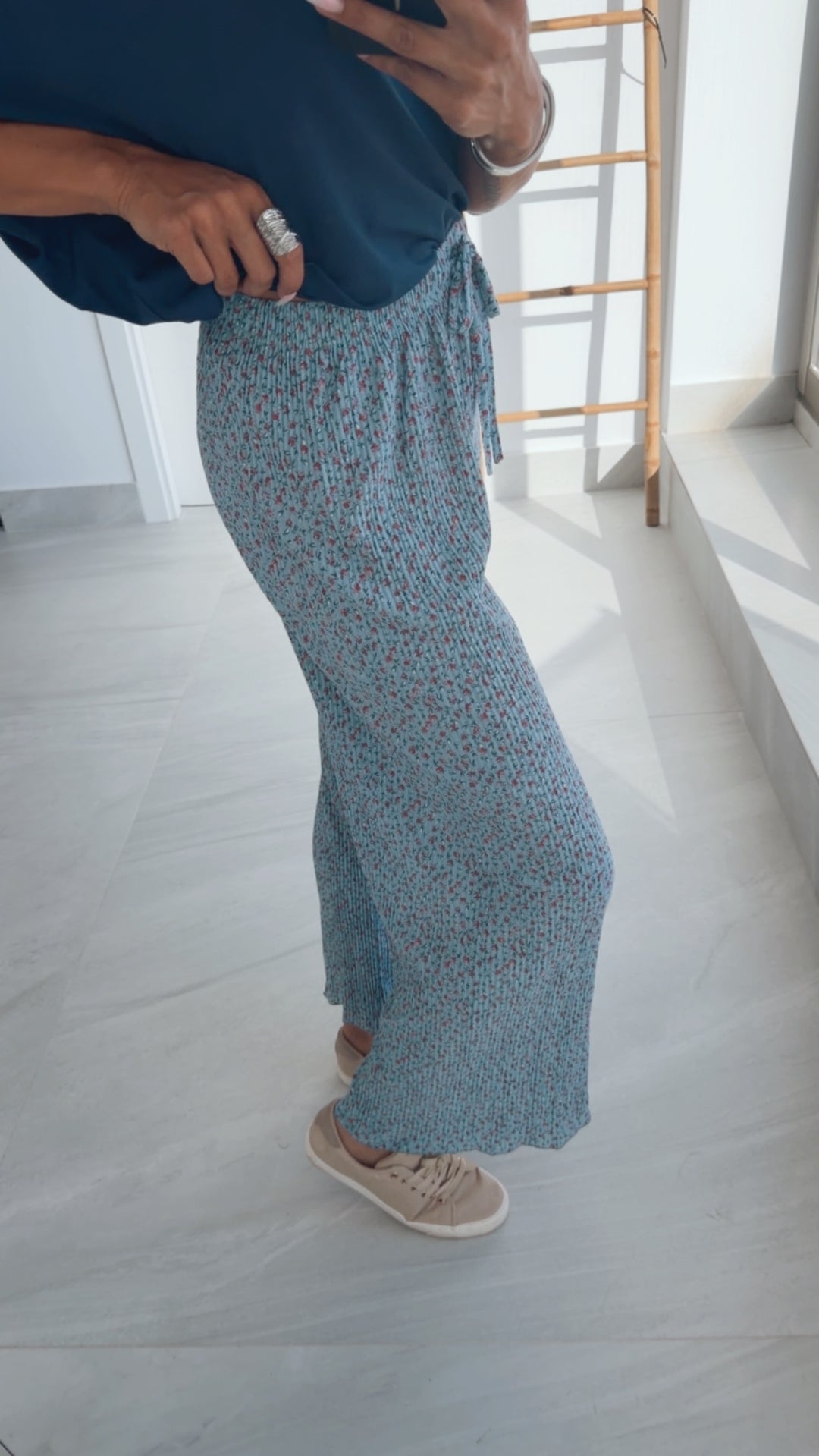 Leichte, plissierte Hose KLEINES BLUMEN Muster / hell blau Art. 15159