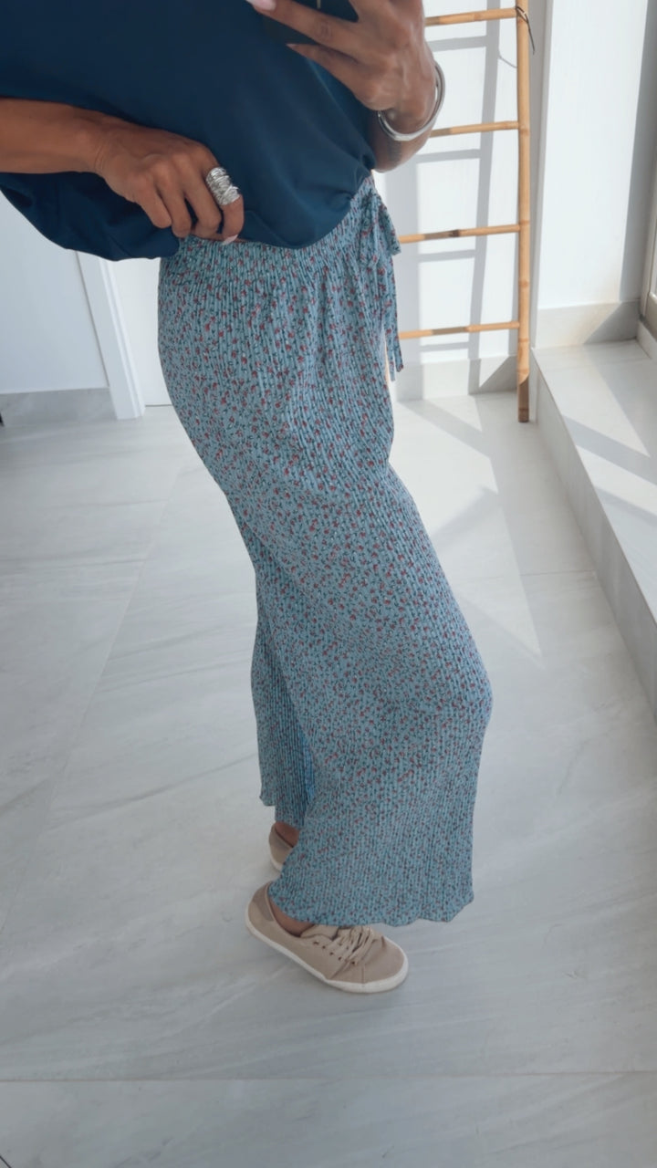 Leichte, plissierte Hose KLEINES BLUMEN Muster / hell blau Art. 15159