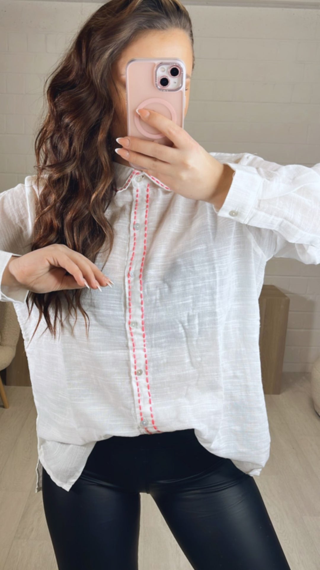 Baumwoll Bluse / farblich abgesetzte Naht / weiss - neon pink Art. 8839