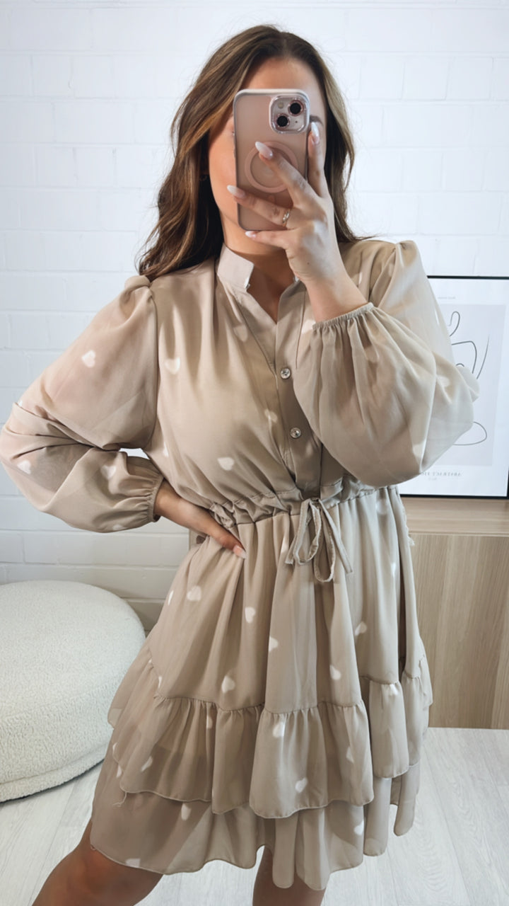 Schickes Kleid mit verstellbarer Taille, Herzen / dunkel beige - weiss Art. 9687