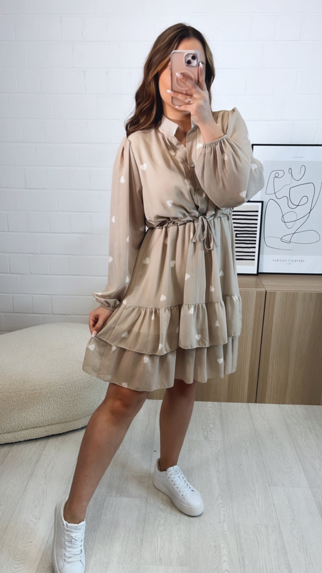 Schickes Kleid mit verstellbarer Taille, Herzen / dunkel beige - weiss Art. 9687