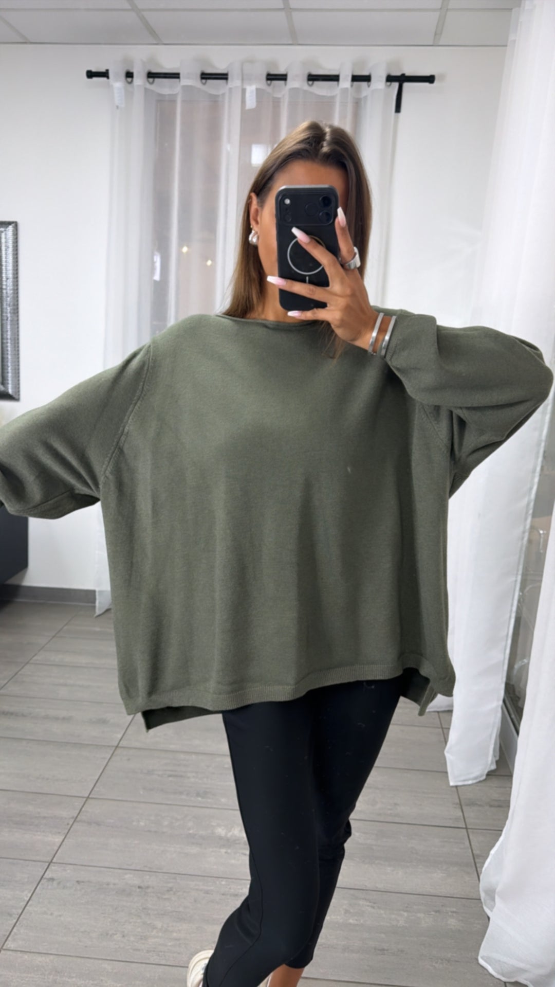 Oversize Feinstrick Pullover mit leichtem Vokuhila Schnitt / khaki Art.16330