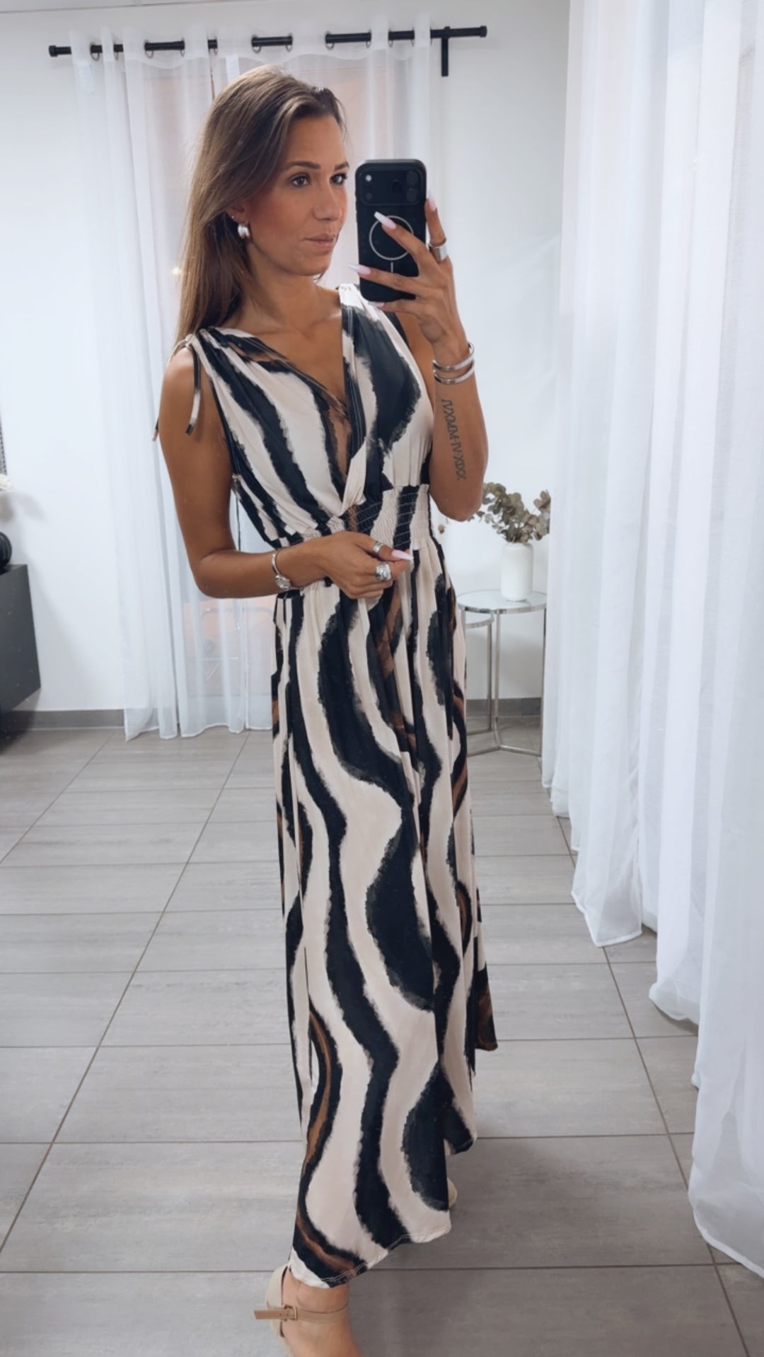 MAXI WELLEN Kleid mit breiten Trägern und geraffter Taille / beige - braun - schwarz Art.15060