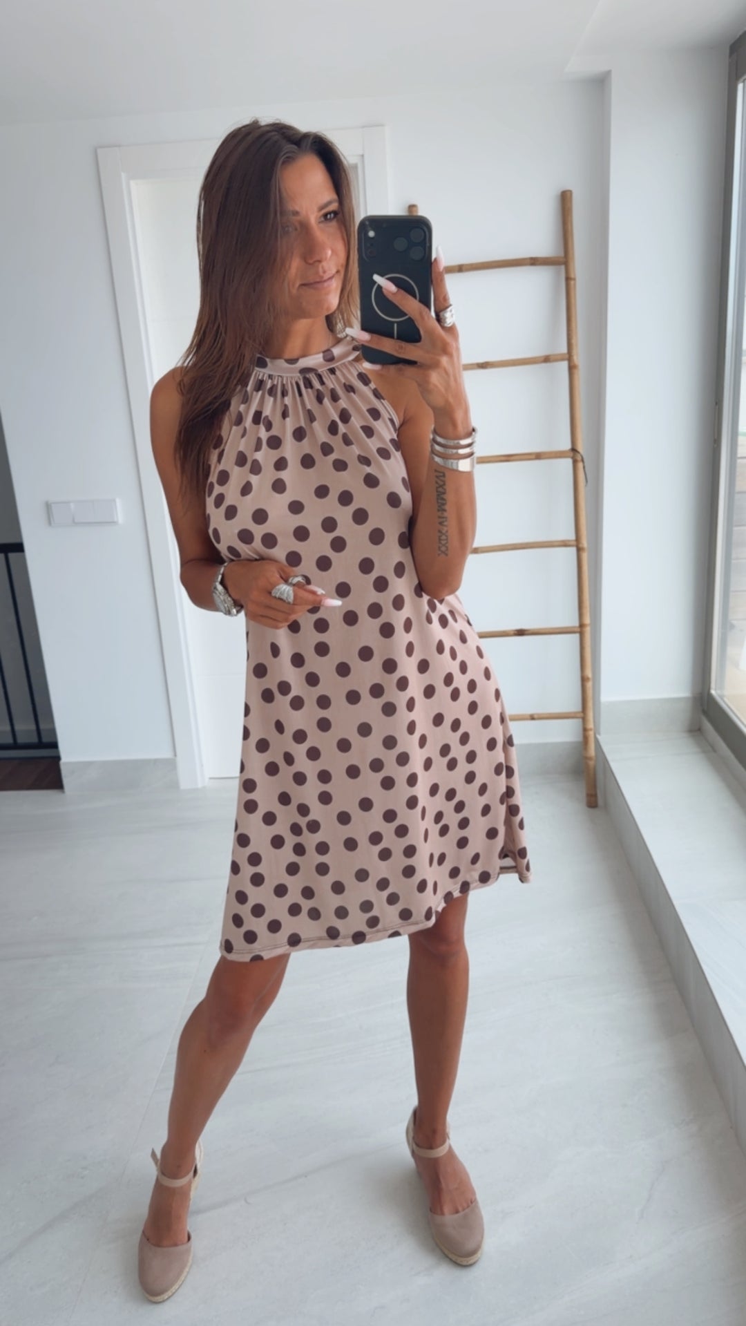 Kurzes, fließendes Kleid PUNKTE / Cappuccino - Braun Art.15041