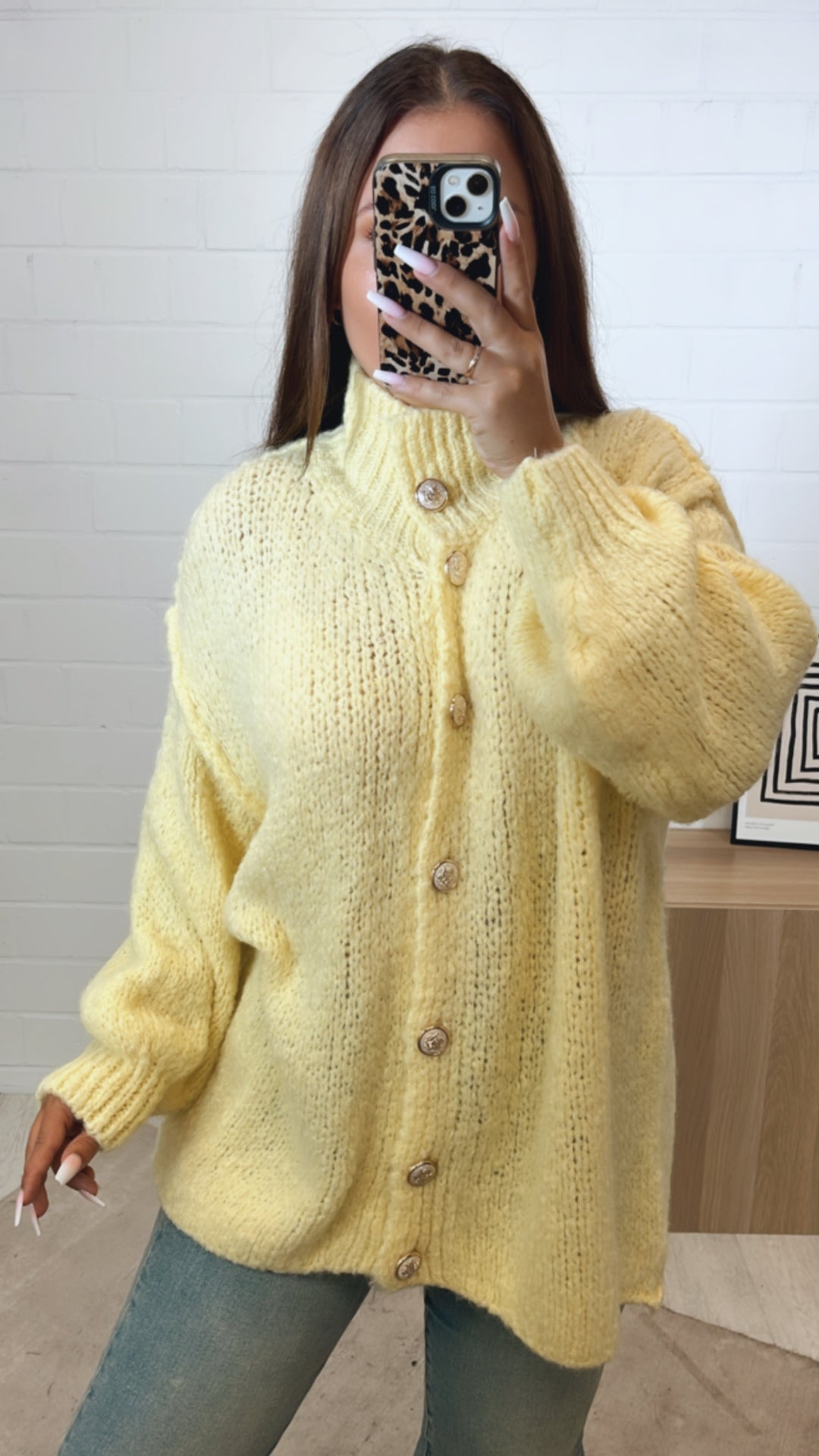 Kuschel Cardigan mit goldenen Knöpfen / soft gelb Art. 11187