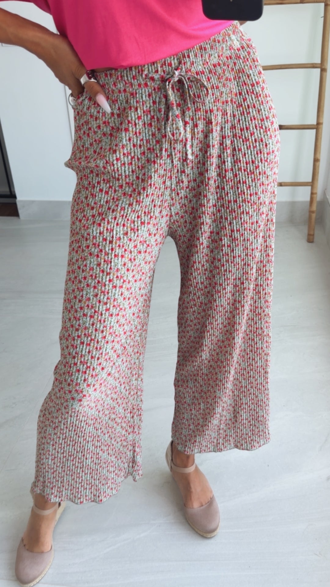 Leichte, plissierte Hose KLEINES BLUMEN Muster / mint - pink Art. 15158