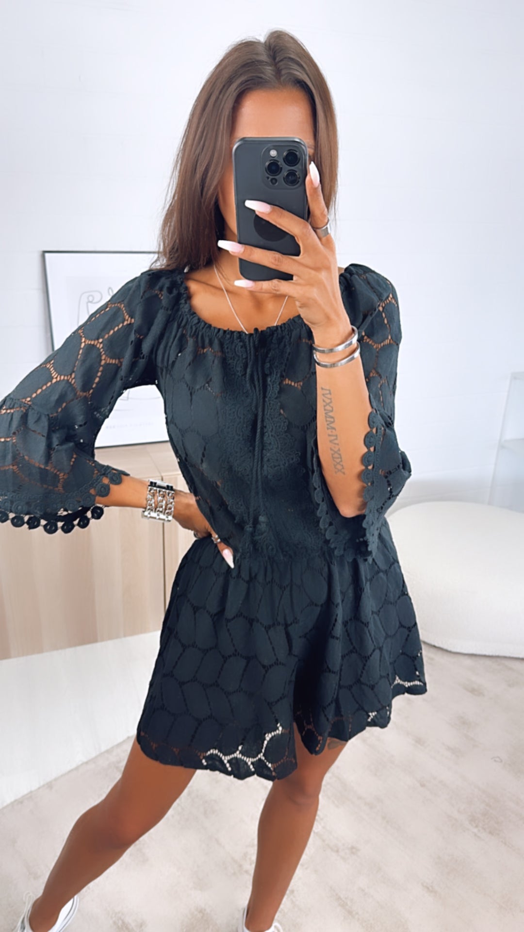 verspielter, kurzer Jumpsuit mit Spitzen Stickerei / schwarz Art. 6392