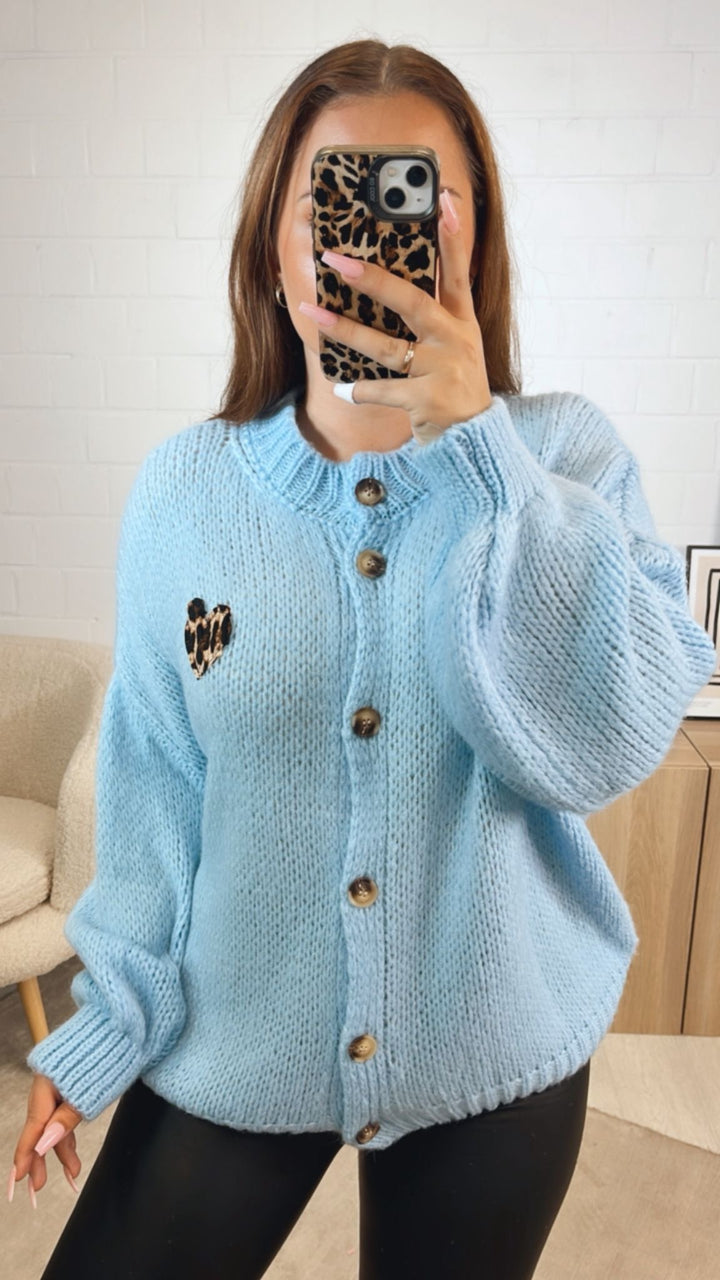 Strick Cardigan mit Leo Herz / hell blau Art. 12531