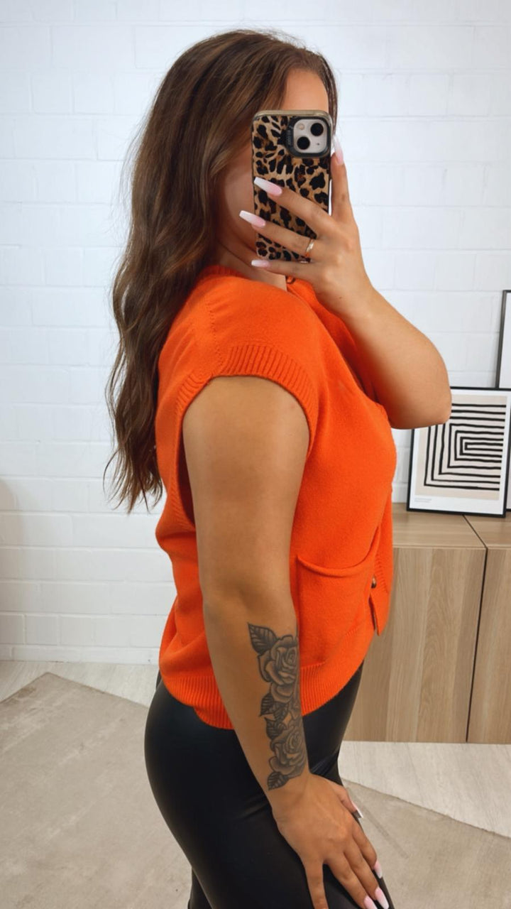 kurze Strickweste mit drei Knöpfen und Taschen / orange Art. 12347