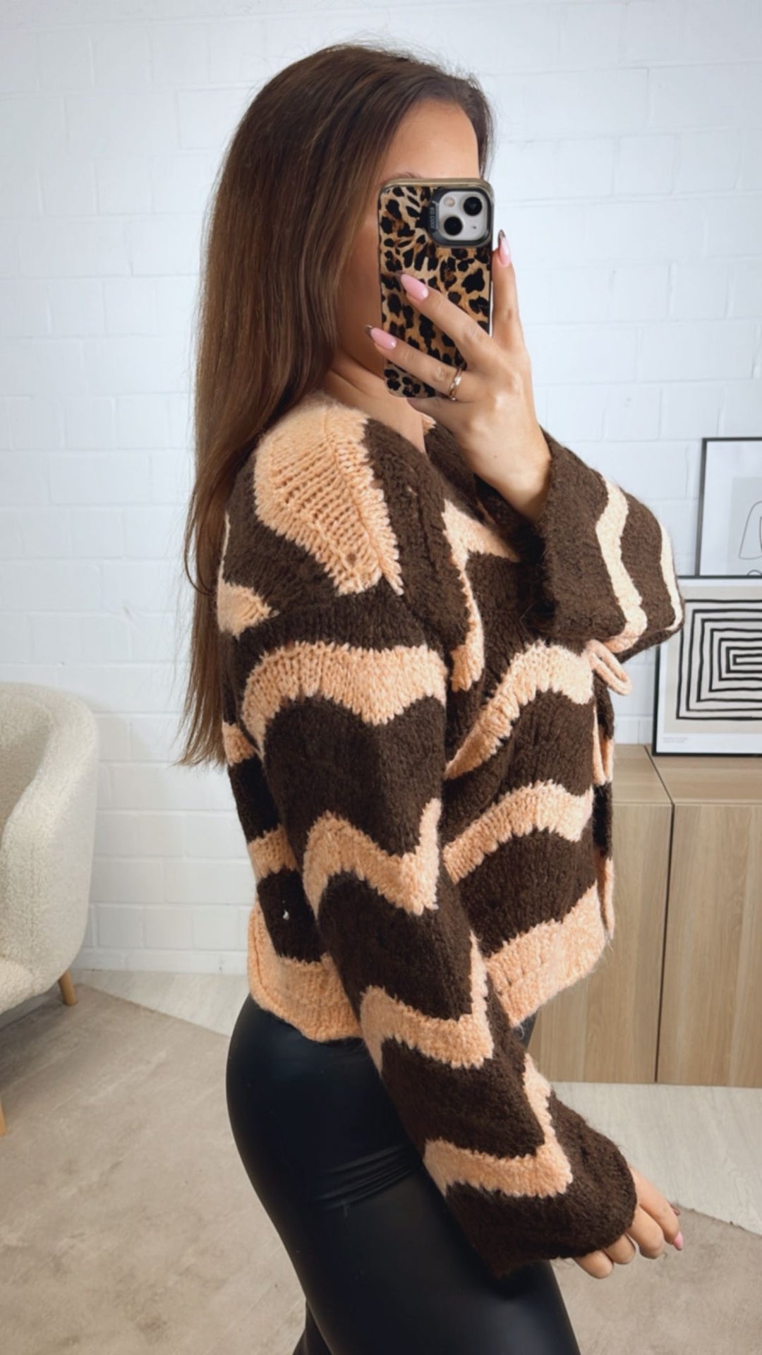 außergewöhnlicher, kurzer Cardigan zum binden, Wellen / dunkel braun - apricot Art. 12849